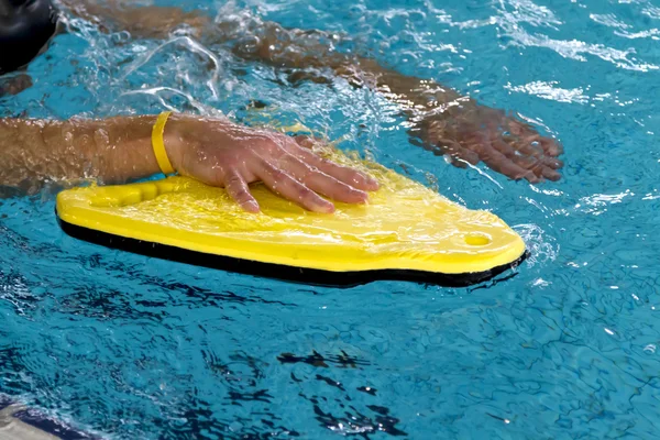 Hombre usando una boya para entrenar en natación techniek —  Fotos de Stock