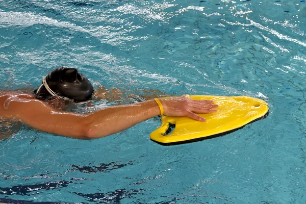 Hombre practicando natación techniek —  Fotos de Stock