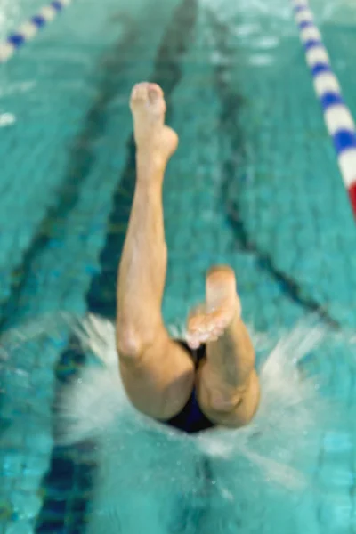 Hombre buceando en una piscina cubierta —  Fotos de Stock