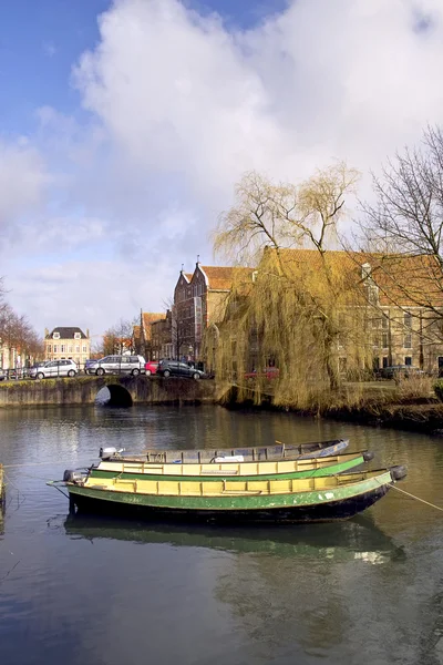 Tři lodě zakotvené na kanál — Stock fotografie