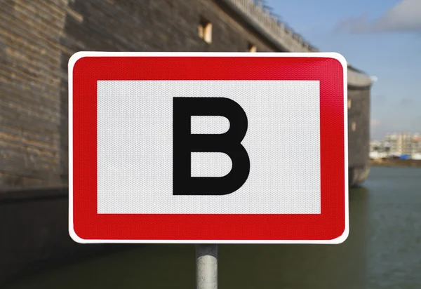 Sinal de estrada com letra B — Fotografia de Stock