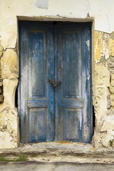 Antigua ruina con puertas azules — Foto de Stock