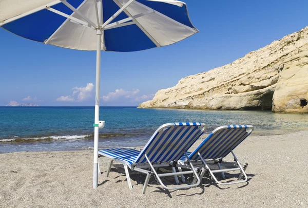 Two sunbeds and a parasol — Stock Photo, Image