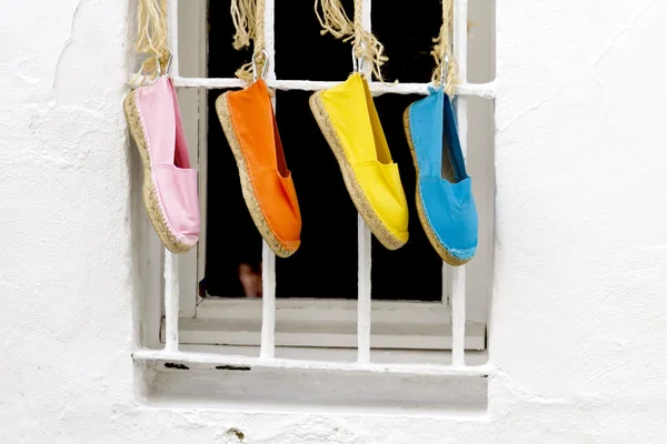 Quatre chaussures suspendues — Photo