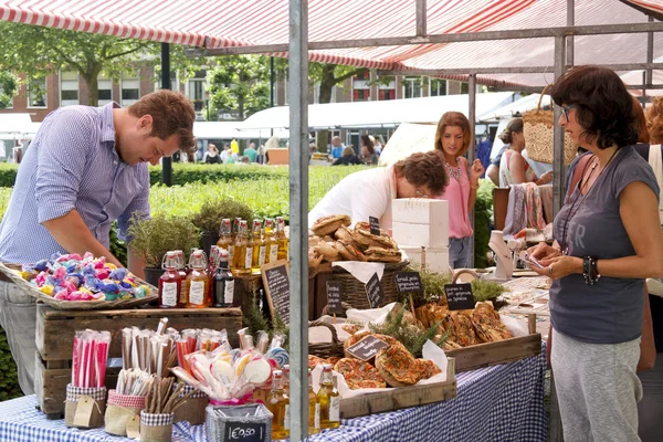 Verkopers en kopers op de markt van de zwaan in dordrecht — Stockfoto