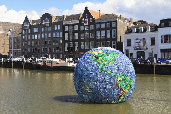 巨大的塑料球命名为世界垃圾 — 图库照片