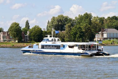 Feribot nehir merwekade üzerinde