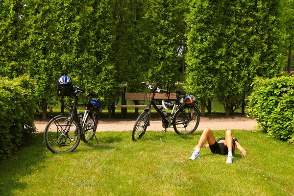Відпочиваючи на сонці після циклу їздити через голландський сільській місцевості. — стокове фото