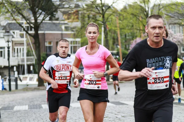 Running past the harbor — Stock Photo, Image