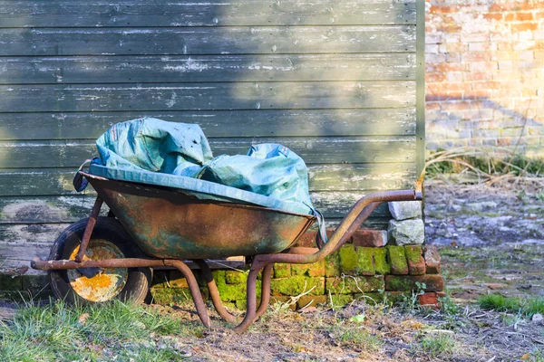Oude roestige kruiwagen — Stockfoto
