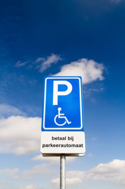 Engelliler için park işareti