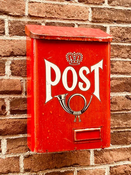 Traditional Old Bright Red Metal Post Box Word Picture Horn — Zdjęcie stockowe