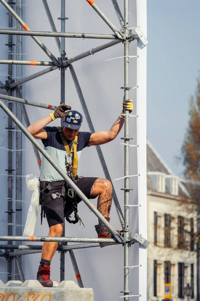 İnşaat işçisi tırmanıyor — Stok fotoğraf