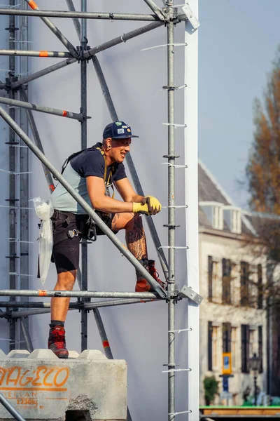 Scaffolder pekerja mencari — Stok Foto