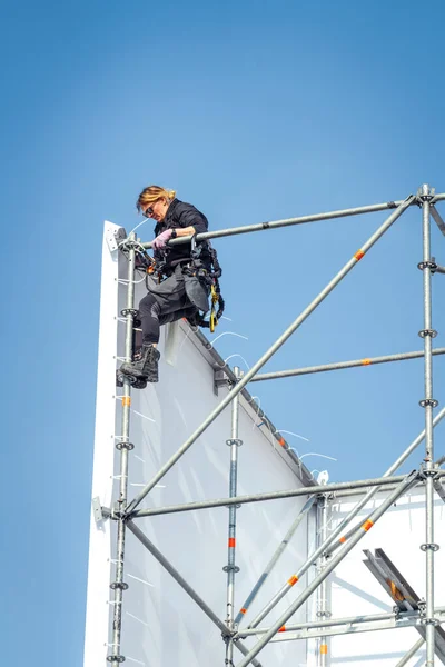 Perempuan scaffolder bekerja pada perancah — Stok Foto