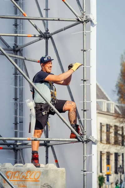 Gerüstbauer streckt sich — Stockfoto