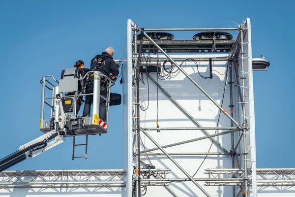 Trabajadores en plataforma hidráulica — Foto de Stock