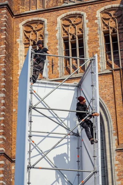 Background Dordrecht cathedral and construction workers — Stock Photo, Image
