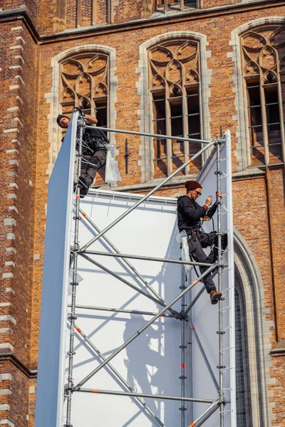 ドルドレヒト大聖堂と建設労働者 — ストック写真