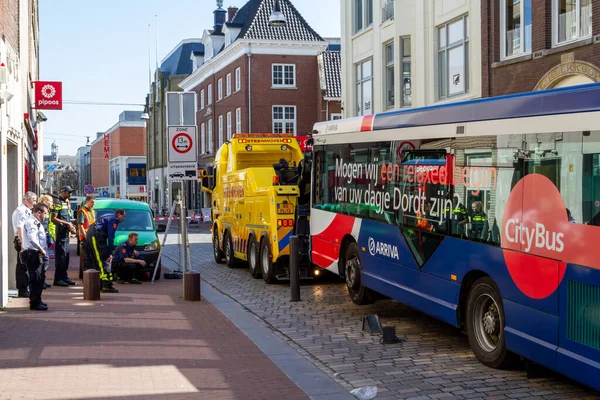 Public bus stuck on retractable bollards with tow truck — Stock Photo, Image