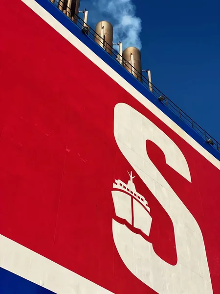 Stenaline Feribot Gemisinin Beyaz Logosuna Sahip Parlak Kırmızı Baca Bahar — Stok fotoğraf