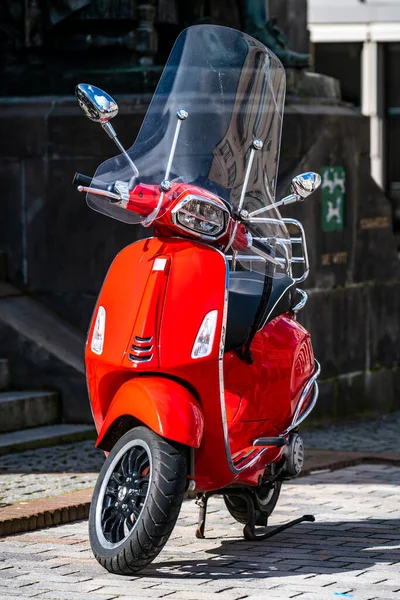 Bright Red Vintage Style Italian Scooter Transport Parked Sidewalk Urban — Zdjęcie stockowe