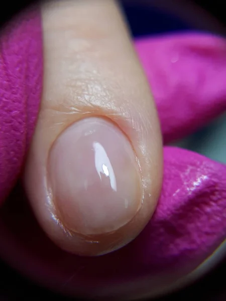 Palec Jasnym Paznokciem Odblaskiem Manicure — Zdjęcie stockowe