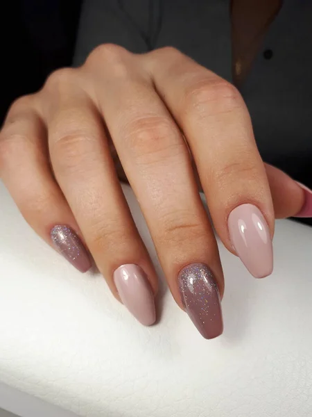 Femme Main Féminine Avec Ongles Soignés Couleur Beige Sur Fond — Photo