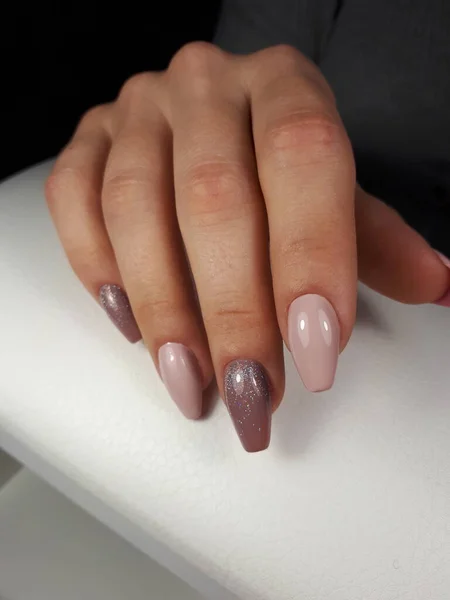 Femme Main Féminine Avec Ongles Soignés Couleur Beige Sur Fond — Photo