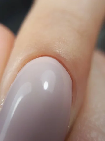 Makro Zbliżenie Palec Manicure Paznokcie Matowe Czerwony Beżowy Kolory Brokatu — Zdjęcie stockowe