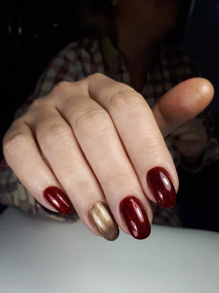 Kobieta Ręka Manicure Paznokcie Paznokcie Bordowy Złoty Kolor Lakieru — Zdjęcie stockowe