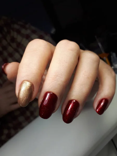 Femme Main Féminine Avec Ongles Doigts Manucurés Couleurs Bordeaux Dorées — Photo