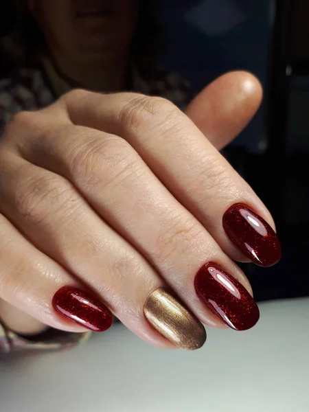 Kobieta Ręka Manicure Paznokcie Paznokcie Bordowy Złoty Kolor Lakieru — Zdjęcie stockowe