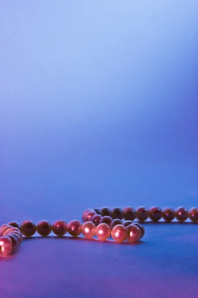 真珠と青と赤の背景 — ストック写真