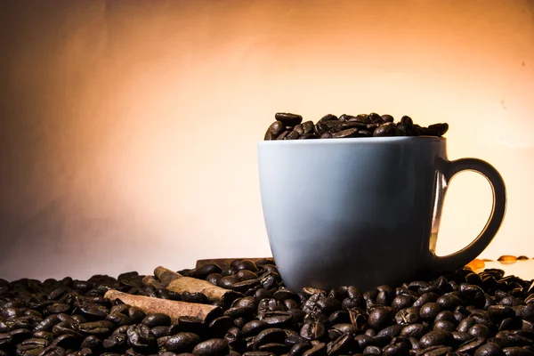 喝杯咖啡与桂皮中的棕色颜色 — 图库照片