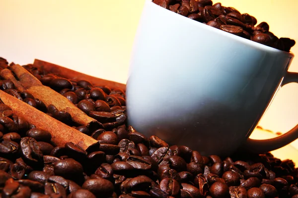 Xícara de cofee com canela na cor marrom — Fotografia de Stock