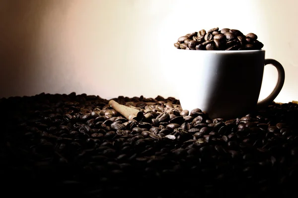 Xícara de cofee com canela na cor marrom — Fotografia de Stock