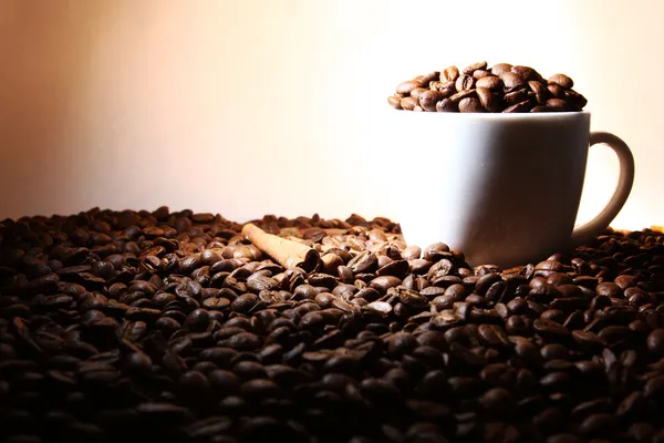 Beker van cofee met kaneel in bruine kleur — Stockfoto