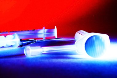 degrade arka plan üzerinde tıbbi şırınga