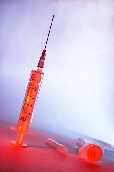 Ležela injekční stříkačka na barevných přechodů — Stock fotografie