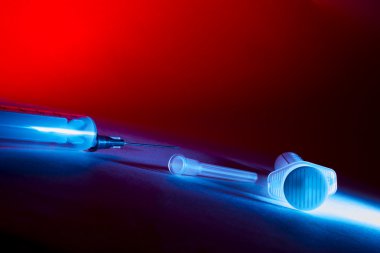 degrade arka plan üzerinde tıbbi şırınga