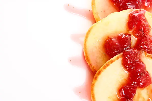 Frittelle con marmellata di fragole — Foto Stock