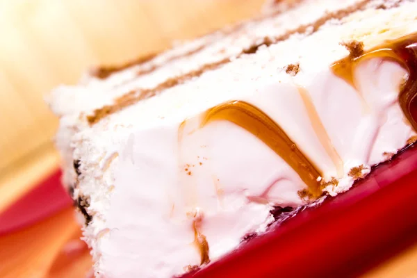 Торт на червоній тарілці — стокове фото