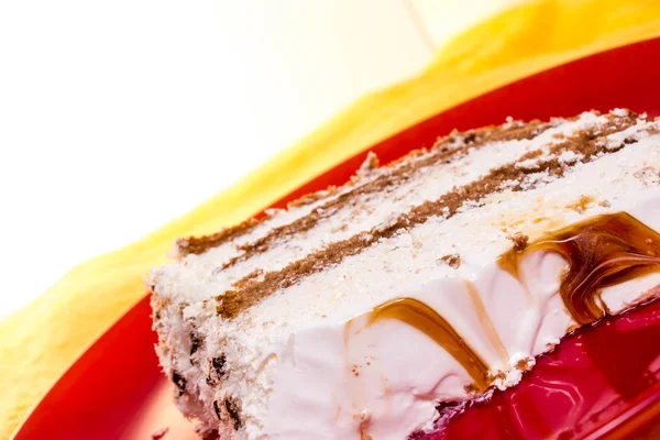 Торт на червоній тарілці — стокове фото