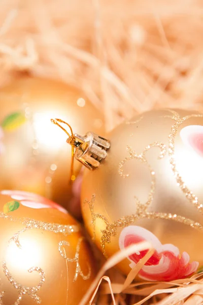 Año nuevo fondo con boll y strow en oro —  Fotos de Stock