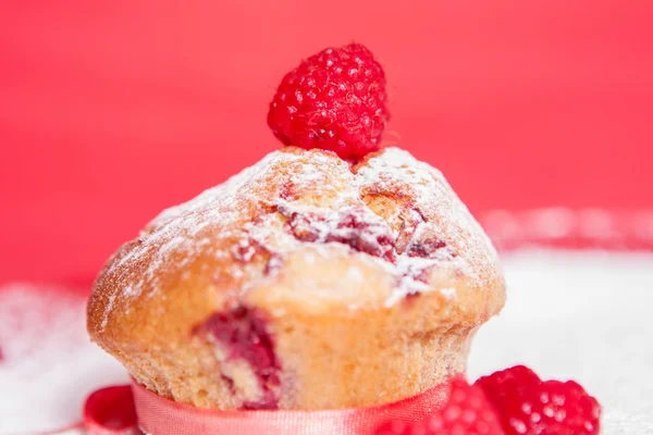 Muffin with raspberries — Stock Photo, Image