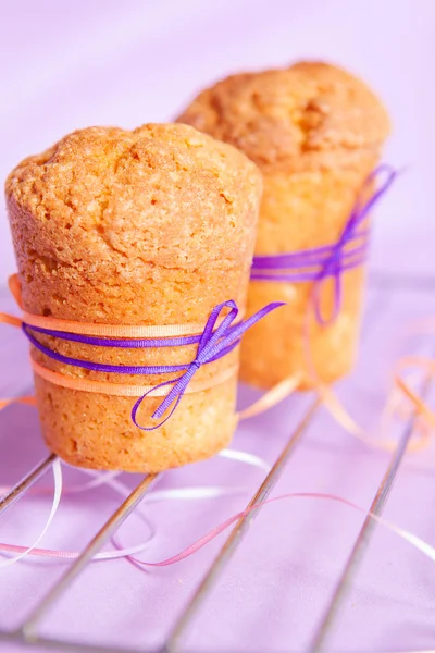Muffin with purple ribbon — Stock Photo, Image