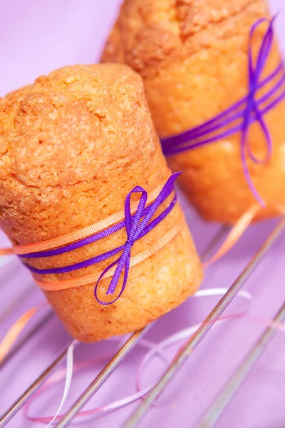 Muffin with purple ribbon — Stock Photo, Image