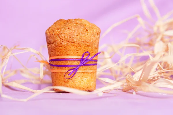 Muffin con nastro viola — Foto Stock