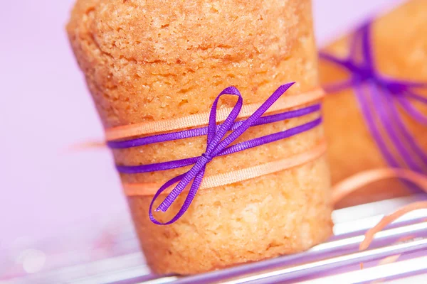 Muffin con nastro viola — Foto Stock